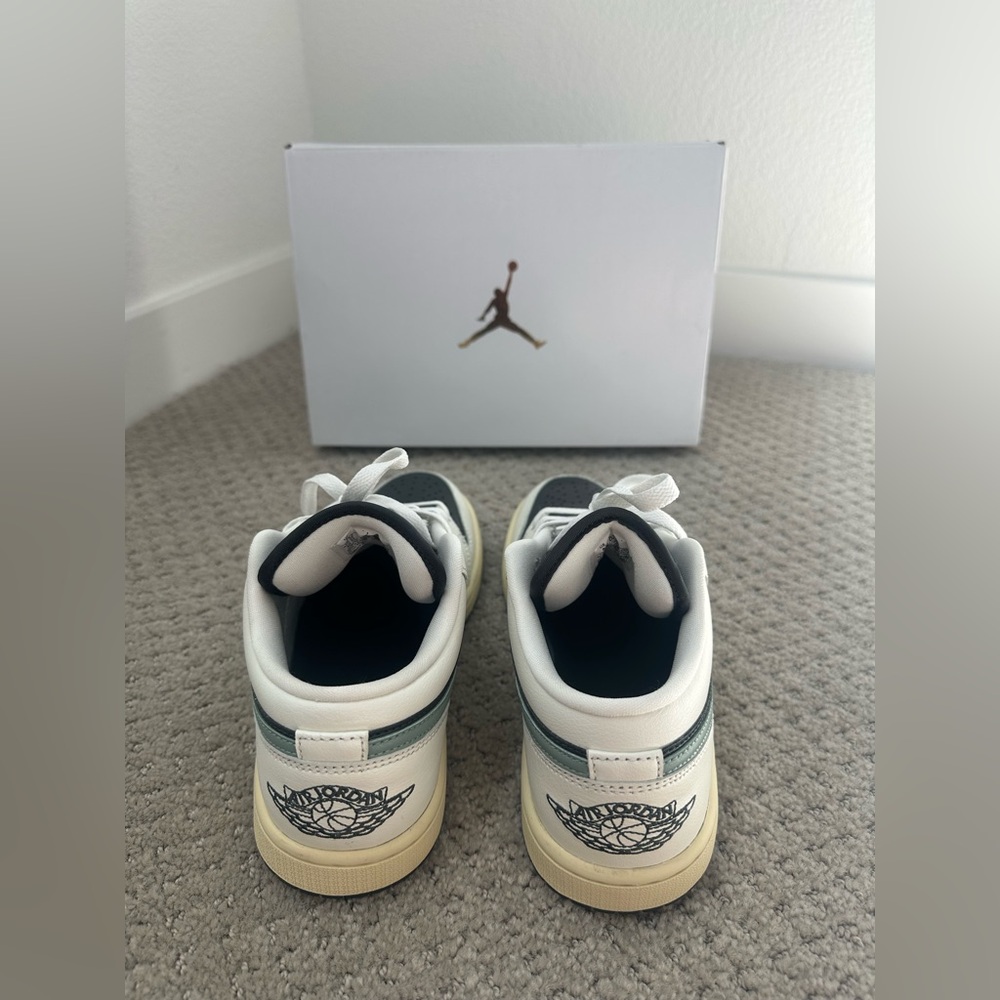 NEW Nike Air Jordan 1 Low Jade Smoke Size 8 - Picture 5 of 8